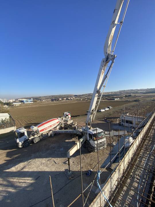 Beton Dökümü – Beton pompası ve transmikser düzeni