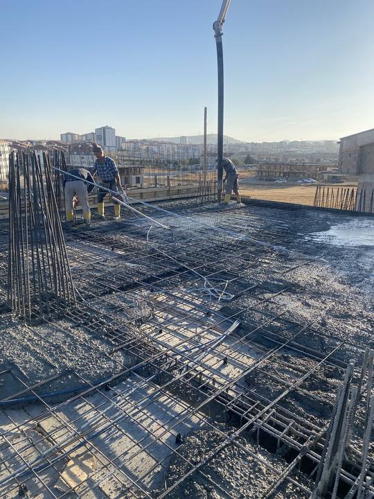 Beton Dökümü – Döşeme betonunun yayılması ve sıkıştırılması