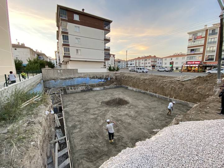 Kazı, İksa & Altyapı – Yerleşim içindeki parselde temel hazırlığı